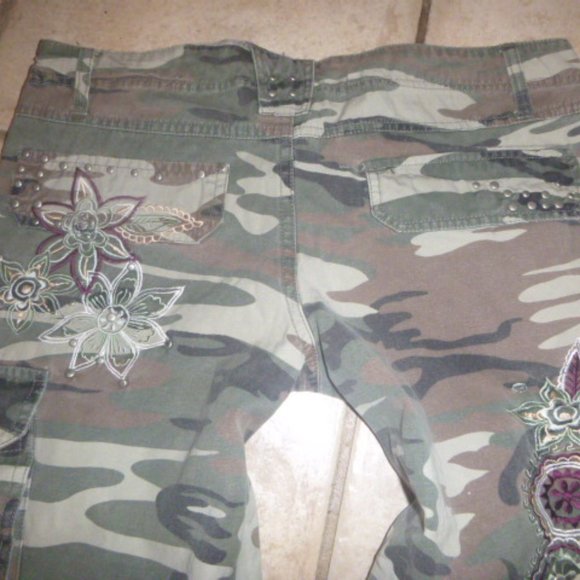 COPY - BB JEANS  Brand  Capri  Camo  Pants  Size M  New Cropped - Picture 5 of 6